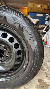 Zimní pneu R15 + plechové disky + poklice Mercedes - 4