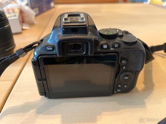 Zrcadlovka Nikon D5600 + 3 obětivy, dálkové ovládání a blesk - 4