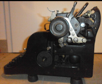 HISTORICKÝ PSACÍ STROJ zn.OLYMPIA - 4
