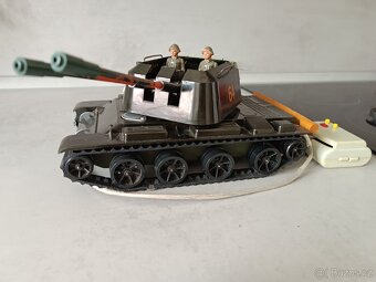 stará hračka tank - 4