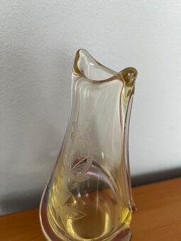 Retro žlutá váza, z hutního skla, výška 20,5 cm - 4