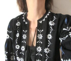 Černý lehký kabátek vyšívaný - 4