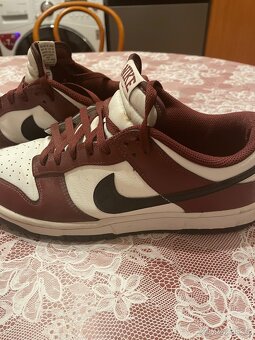 Dunk Low ve vínové a bílé barvě s černým Swoosh. - 4