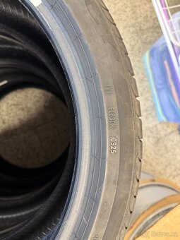 235/40 R19 Pirelli - 4