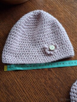 Háčkovaný set dvou čepic a nákrčníku - 4