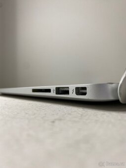Apple MacBook Air 13″ (Early 2015) - 4