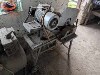 Starý kompresor, pila na železo, cirkulárka na dřevo - 4