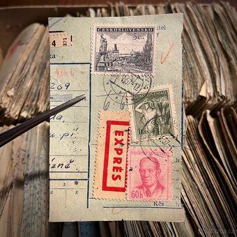 3 krabice výstřižků známek ČSR II - 4