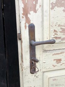 Staré dřevěné dveře s kováním - levé - 4