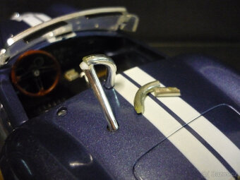 Shelby Cobra 427 S/C Road Tough 1/18 - 4