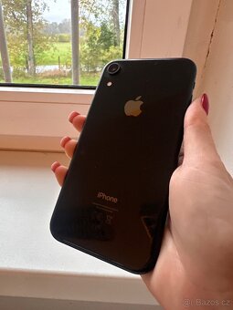 Apple iPhone Xr v černé barvě 128 GB - 4