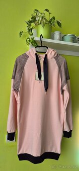 Elegantní mikinové šaty s ozdobnou síťovinou s kamínky - 4