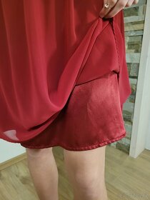 Tmavě červené šaty pošité kaminky vel. 38-40 - 4