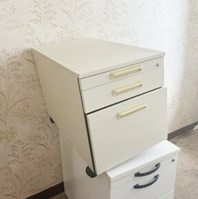 Kancelářský nábytek ( skříně stoly komody) - 4