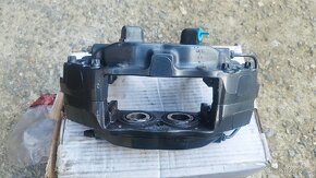 Prodám brzdovy třmen Brembo 4 pístkový - 4