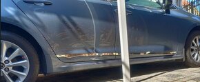 Corolla sedan - boční lišty dveří - 4