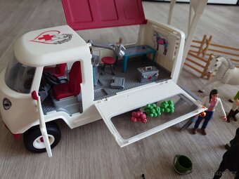 Schleich Jízdárna s mobilní veterinou - 4