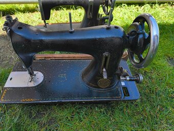 Starý šicí stroj - 4