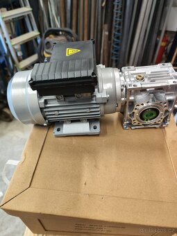 Elektromotor s převodovkou - 4
