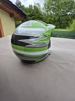 Prodám dětskou motokros přilbu - 4