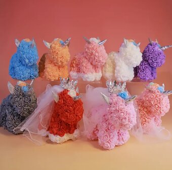 Dekorativní figurka jednorožce z umělých růží - 4