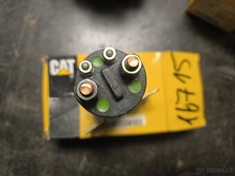 Sestava magnetického spínače Cat® (12 V)
- 4