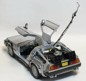 Sada 4x 1:24 DMC DeLorean ze serie Zpátky do Budoucnosti - 4