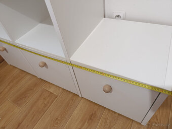 Bílá komoda s úložnými boxy - 4