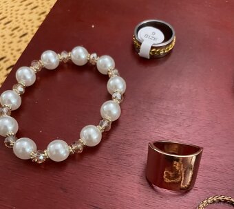 Hodinky stojí 300. Prsteny, náramek, náhrdelník zdarma. - 4