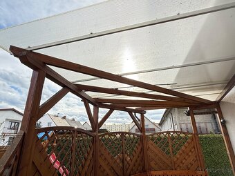 Dřevěná pergola se zastřešením - 4