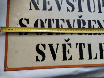 RETRO PLECHOVÁ CEDULE NEVSTUPUJ S OTEVŘENÝM SVĚTLEM vhodné k - 4