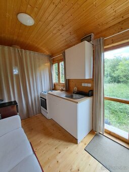 Obytná maringotka/tiny house 2,5 x 8m s pozemkem - 4