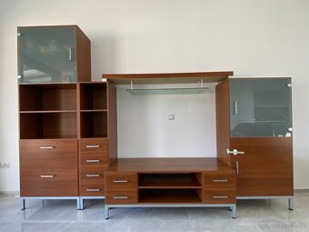 Moderní obývací stěna – ořech/kov/sklo - 4
