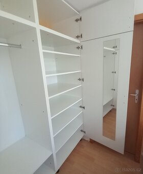 velká bílá šatní skříň + policový díl pod šikminu - 4
