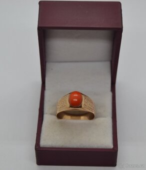Starý zlatý prsten s korálem zdobený - 4