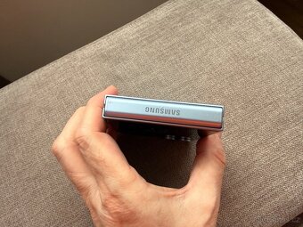 Samsung Galaxy Z Flip 6 12/512Gb z a iPhone - 4