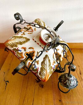 Starý mohutný kovaný lustr s porcelánem - 4