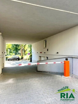 Poděbrady pronájem venk.park. krytého stání 12,83m2-centrum - 4