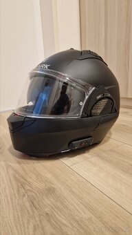 Helma Shark EVO GT s interkomem. - 4