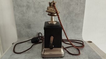 Krásný prvorepublikový starý telefon na kliku, štítek Praha - 4
