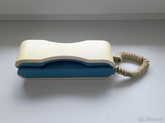 Různé starožitné telefony - 4