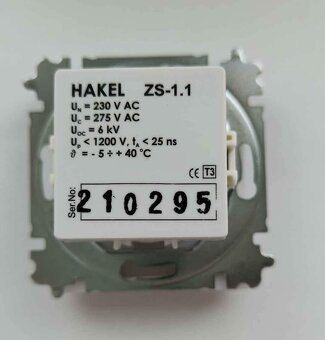Zásuvka s přepěťovou ochranou HAKEL Element - 4