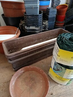 Mix květináčů, obrubníků, sadbovačů za celkem 200 Kč - 4