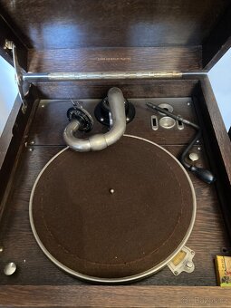 Starožitný gramofon na kliku se skříní - 4