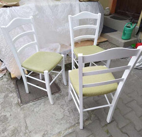 Bílé dřevěné židle s polstrovaným sedákem - 4