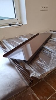Kovové venkovní parapety pozink + lakované, nové - 4