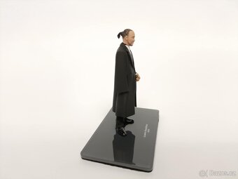 Figurka Lewis Hamilton v obleku, Ferrari, 1:18 - 4