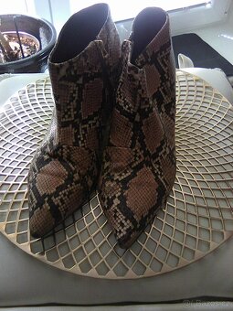 Velmi pěkné polo-kozačky hadí vzor, v.40, černobéžové - 4