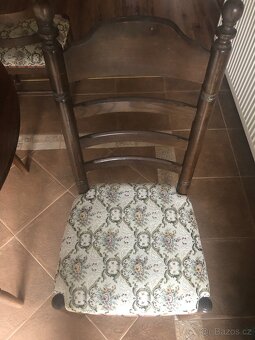 Dřevěný jídelní stůl + 4 židle - klasický styl - 4