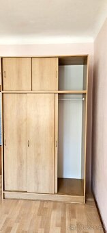 Šatní skříň a komoda - 4